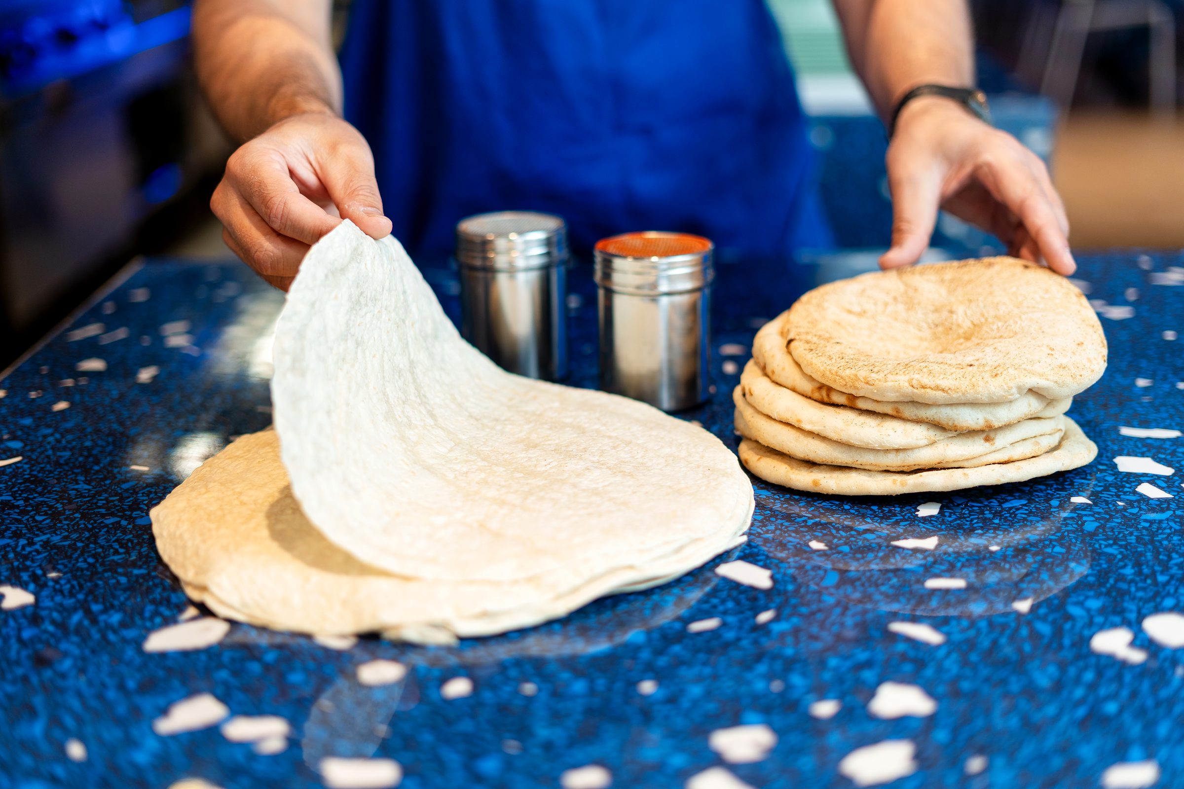 Pain pita façonné à la main sur le comptoir Griik