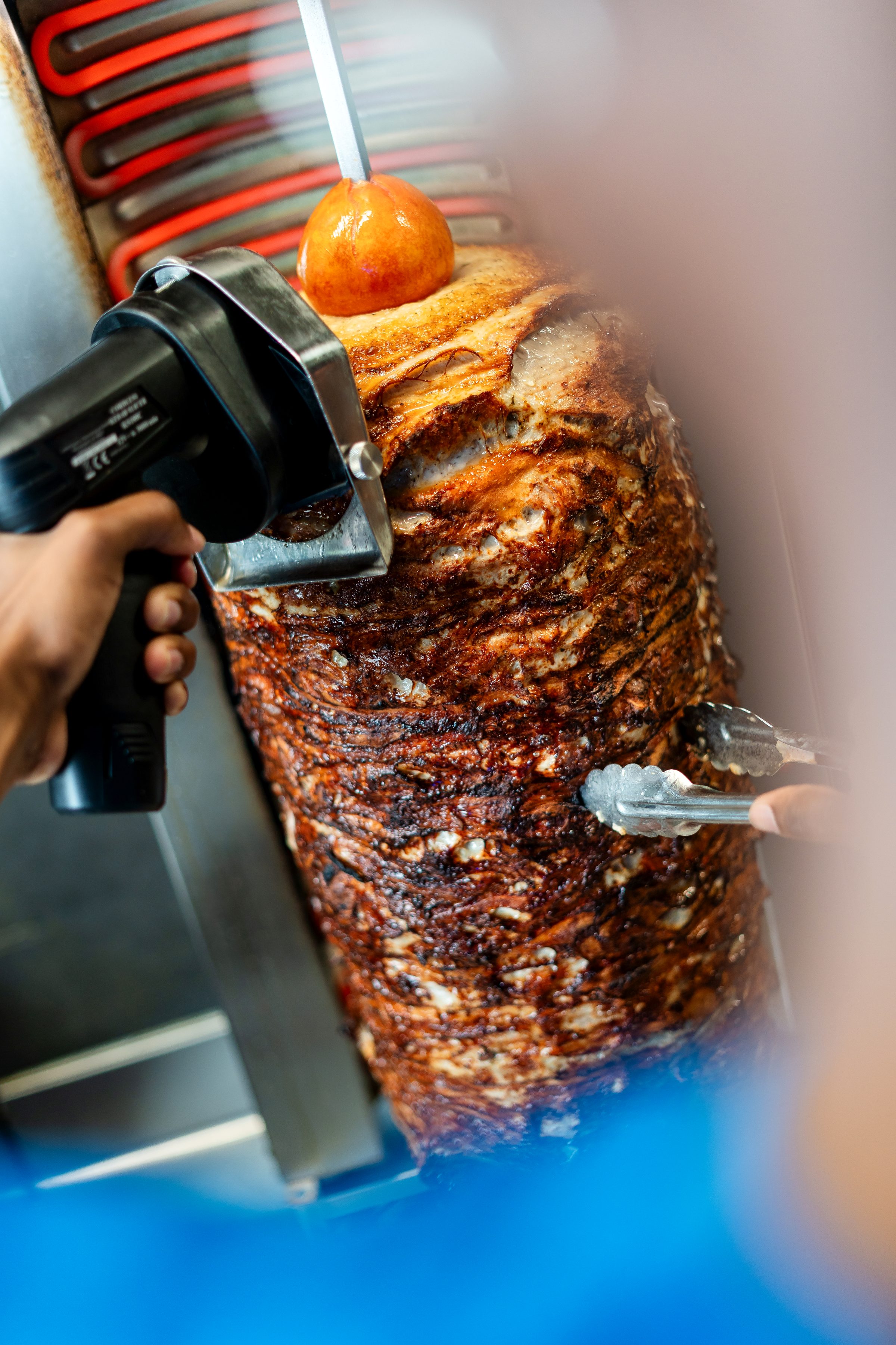 Gyros grillé à la broche, tranché à la commande chez Griik